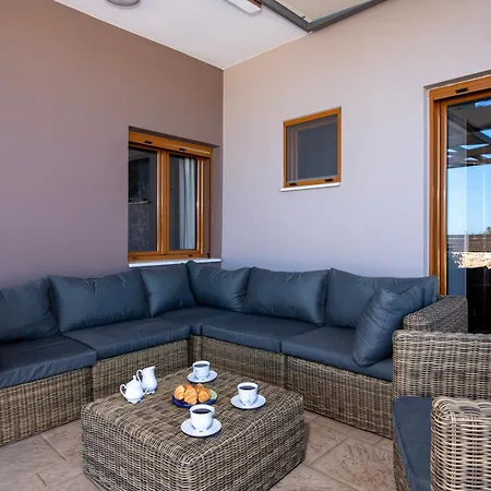 Βίλα Lady Dafni With Private Heated Pool Μάλεμε