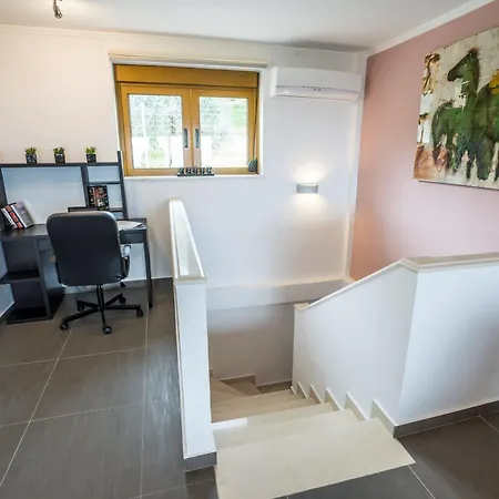 Lady Dafni With Private Heated Pool